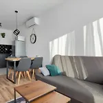 Апартаменты Charming Alice With Terrace And Garden In By Renters