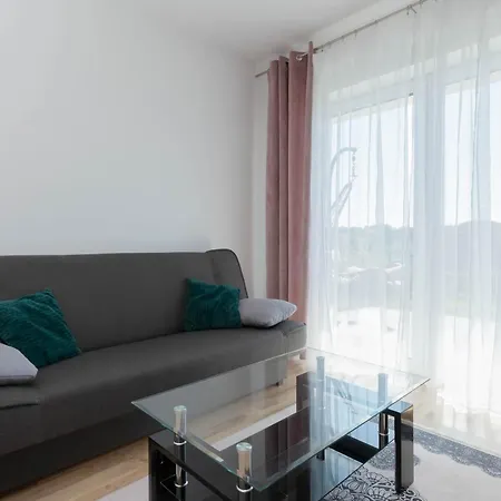 Apartment Charming Alice With Terrace And Garden In By Renters