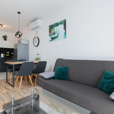 Charming Alice With Terrace And Garden In By Renters Jastrzebia Gora