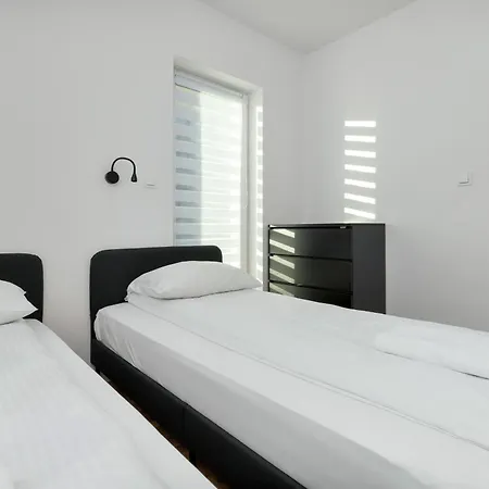 Charming Alice With Terrace And Garden In By Renters