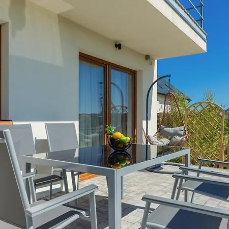 Charming Alice With Terrace And Garden In By Renters