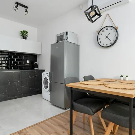 Charming Alice With Terrace And Garden In By Renters Lejlighed *