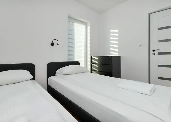 Charming Alice With Terrace And Garden In By Renters