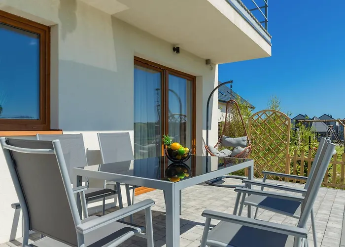 Charming Alice With Terrace And Garden In By Renters